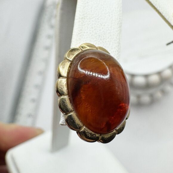 Vintage Amber Lucite Oval Scalloped Frame Cabochon Stud Earrings Gold Tone - Picture 3 of 8